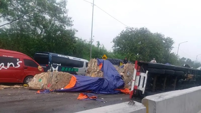 Kecelakaan beruntun di Tol Cipularang. Foto: X