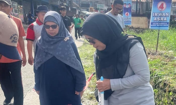 Rektor UIN Bukittinggi Silfia Hanani saat gotong royong bersama di Jalan Gurun Aur, Kubang Putih, Kabupaten Agam.